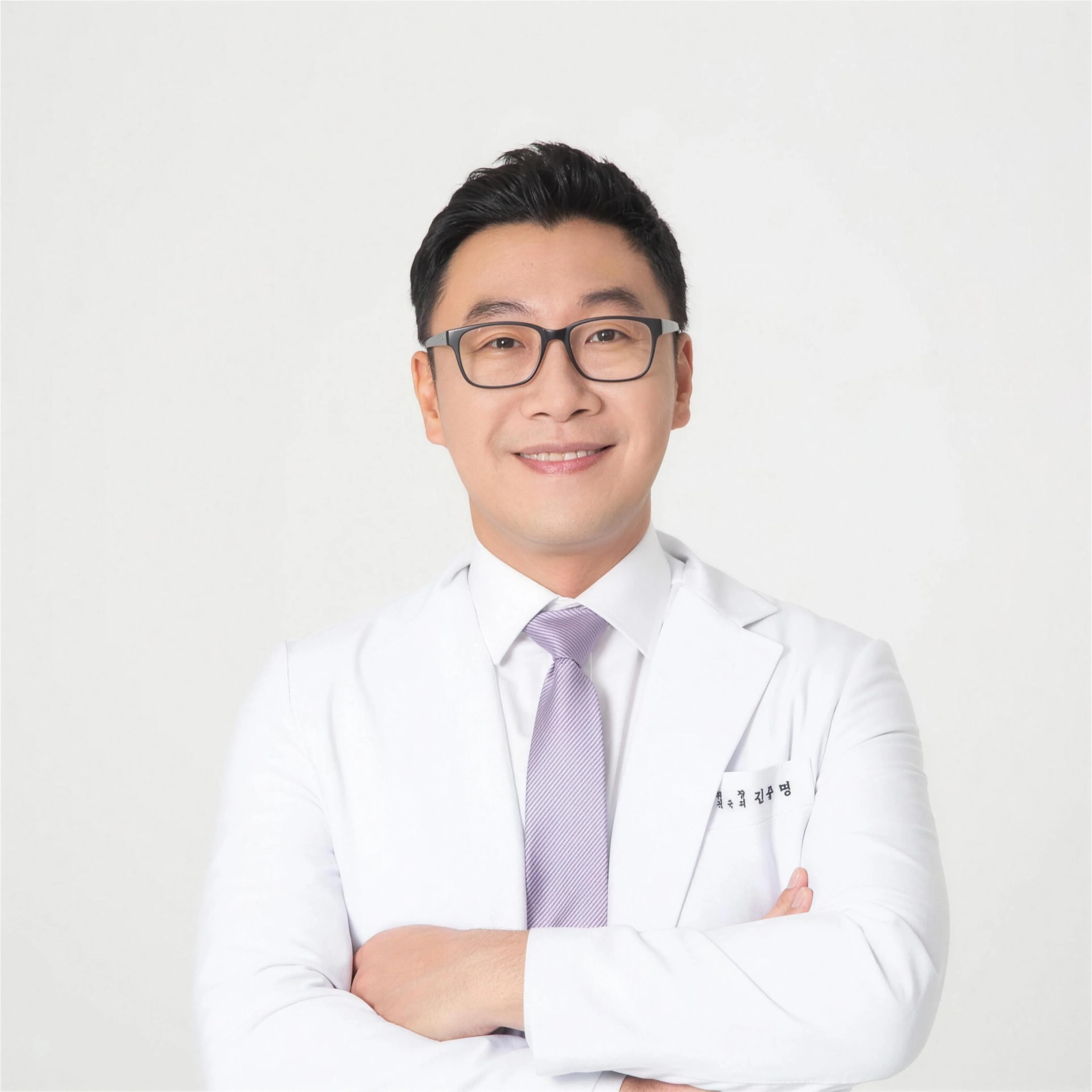 팔짱을 낀 디바성형외과 대표원장 김종명