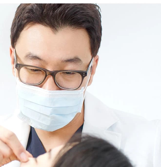 환자의 코끝 모양을 살펴보는 진료 장면
