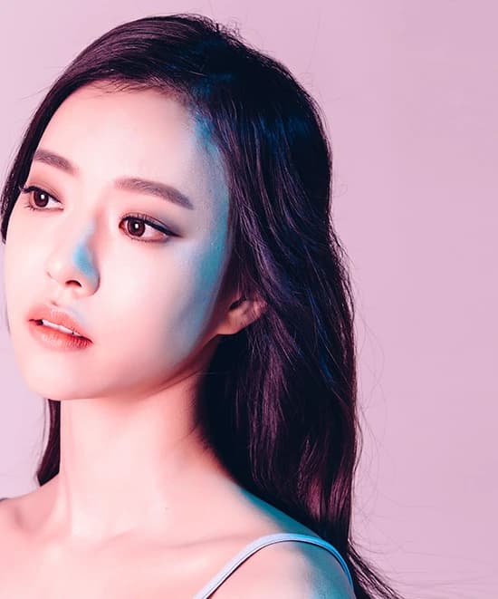 측면에서 콧대와 코끝의 선이 드러나는 코필러 섹션의 모델 이미지컷