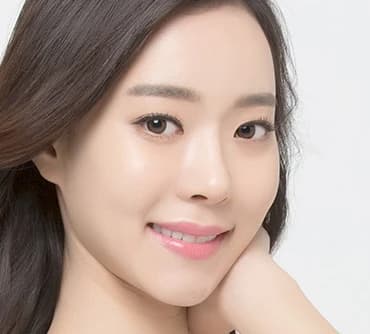 정면에서 코와 콧볼 라인이 드러나는 여성 모델 이미지컷